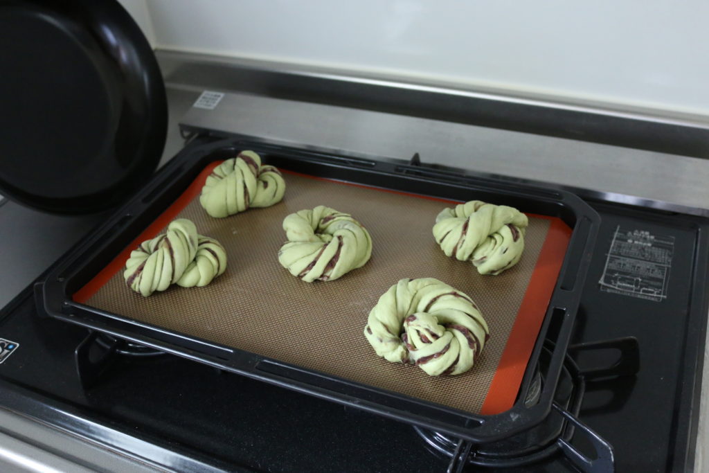 焼成前の抹茶と小豆のねじりパン