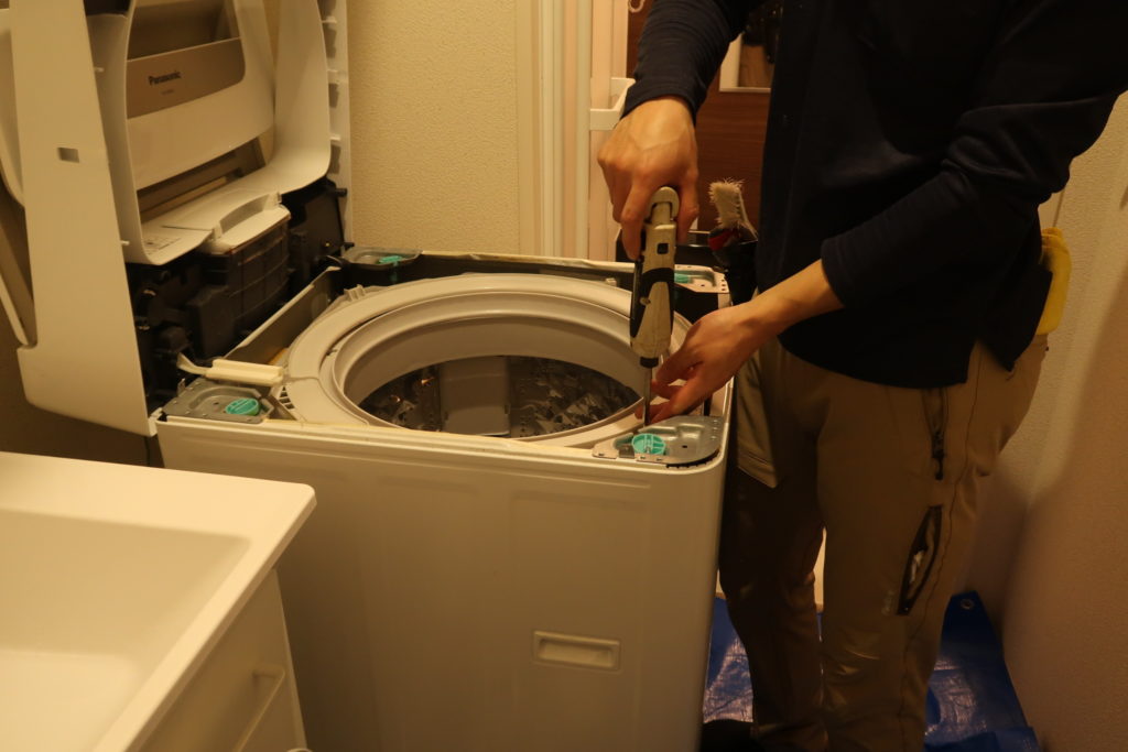 プロの掃除屋さんが洗濯機を分解しているところ